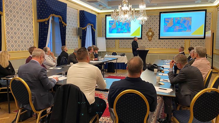Cementleverantören MCTs Michael Bjerkliden berättar om företaget vid anslutningsmötet med Golvleverantörernas förening, GLF.