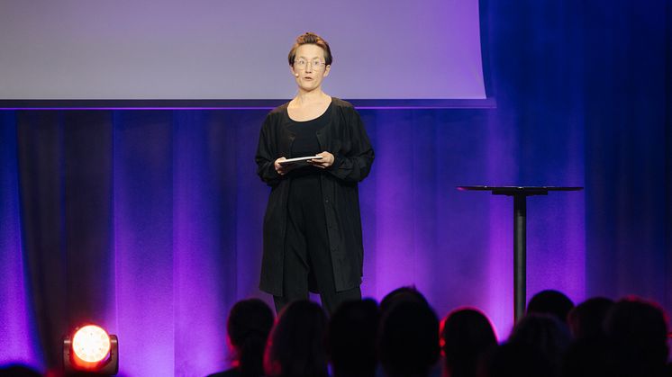 Prisutdeler Idun Bjerkvik Leinaas på scenen