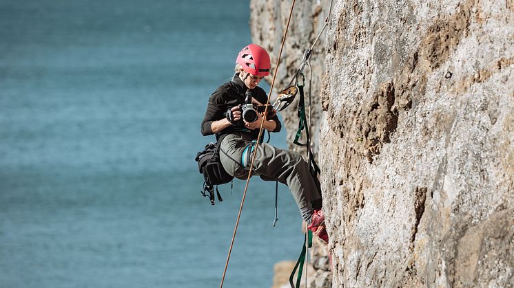 EOS C80_Lifestyle_Shooting_while_climbing_64616.jpg