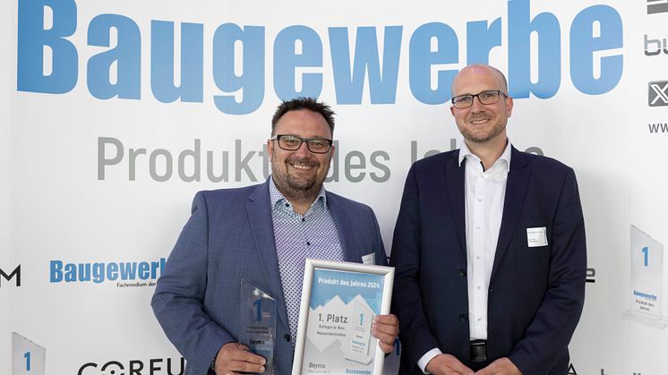 Artur Miruchna, Geschäftsführer der DOYMA GmbH & Co, nimmt den Preis "Produkt des Jahres" des Baugewerbe Magazins in Empfang. Ausgezeichnet wurde die DOYMAfix HP/O in Kategorie 1: "Bau"