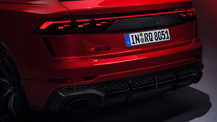 Audi RS Q8 performance (Chilirød metallak)