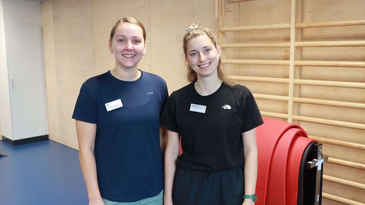 Lærke Juul Nielsen og Camilla Køpke Rasmussen har stået for træningen af borgerne med demens i tidligt stadie. Og nu er de nyuddannede fysioterapeuter.