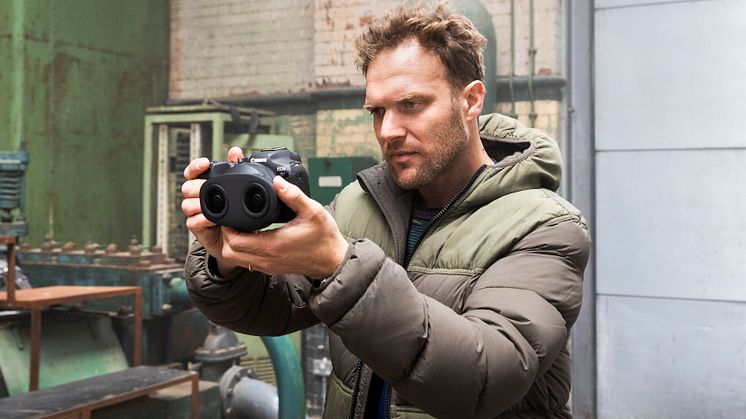 RF-S 3.9mm F3.5 STM DUAL FISHEYE-lifestyle-sam-on-set.JPG
