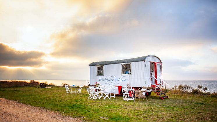 Im umgebauten Zirkuswagen backt Tortenbotschafterin Anja Neumann Kuchen- und Tortenspezialitäten von der Insel Fehmarn © juttaschewefotografie