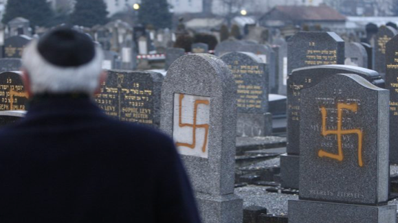 Undervisningsmaterialet "Antisemitism – då och nu" är framtaget för att ge lärare verktyg att hantera antisemitism i klassrummet och se till att elever får grundläggande kunskaper i ämnet.