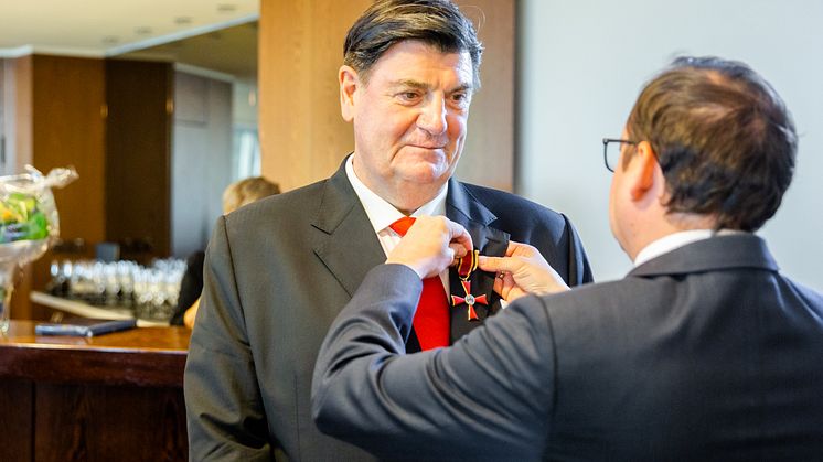 Red Dot CEO Professor Dr. Peter Zec awarded Federal Cross of Merit 