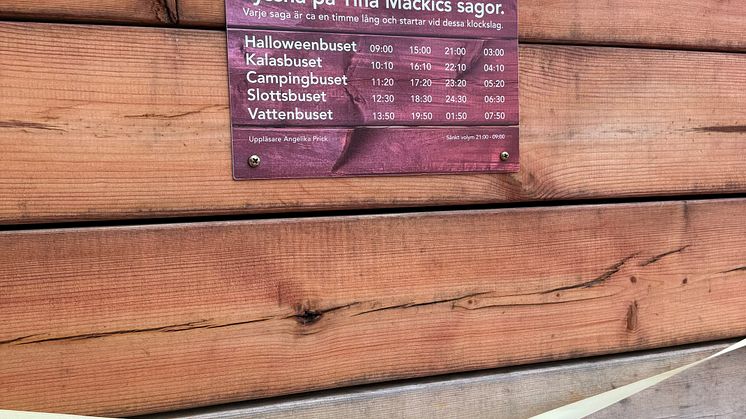 Sagodraken läser sagor skylt med tider.jpg