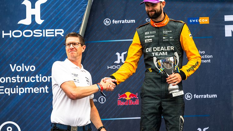 Swecons David Alström gratulerar Niclas Grönholm
