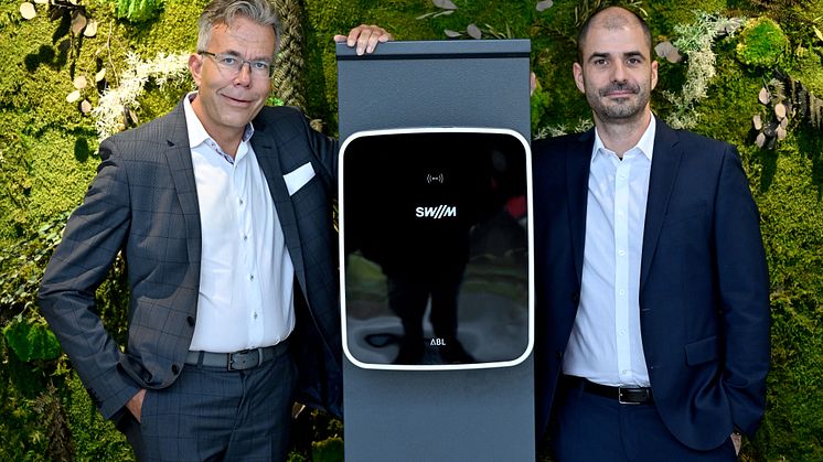 V.l.: Marcus Widrich, Geschäftsführer SIS und Christian Schembor, Leiter Ladeinfrastruktur und Gebäudedigitalisierung SWM. Foto: SWM / Astrid Schmidhuber.