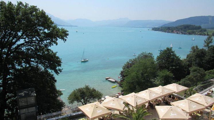 Terrasse und Blick auf den See - Attersee Hotelbetrieb GmbH.jpg