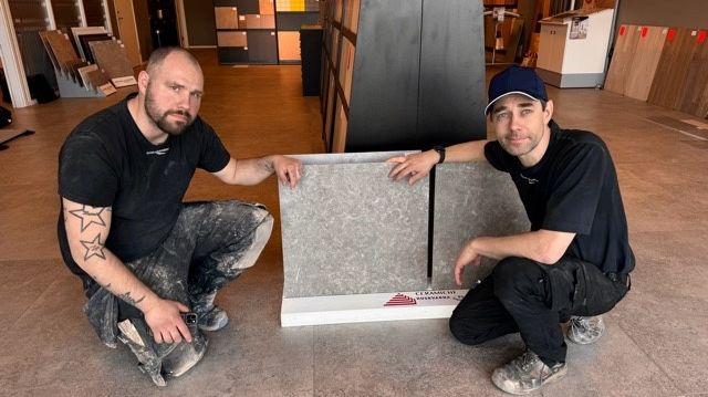 Emil Englesson, arbetsledare service och Martin Karlsson, projektledare entreprenad på Huskvarna Plattsättning är överens om att Golv- & Våtrumskontroll förebygger fel och bidrar till bättre lönsamhet.