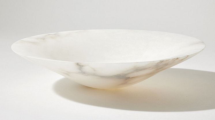 Form i alabaster av Eva Lange