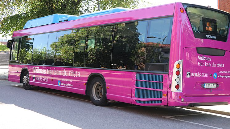 Valbussen är mycket uppskattad när den stannar till på olika ställen på landsbygden.