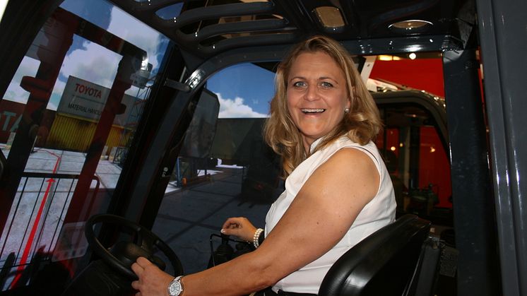 Rallydrottningen Tina Thörner provkör Toyotas Tonero-simulator