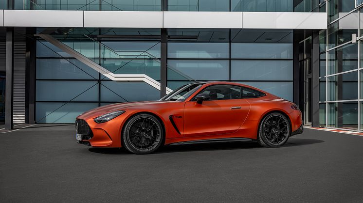 Nya AMG GT 63 S E PERFORMANCE Coupé med både V8 och elmotor tar sig 0–100 på bara 2,8 sekunder. Det är snabbare än någon AMG-modell tidigare.