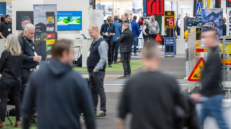 På Väg 2025 - besökare i mässhallen.jpg