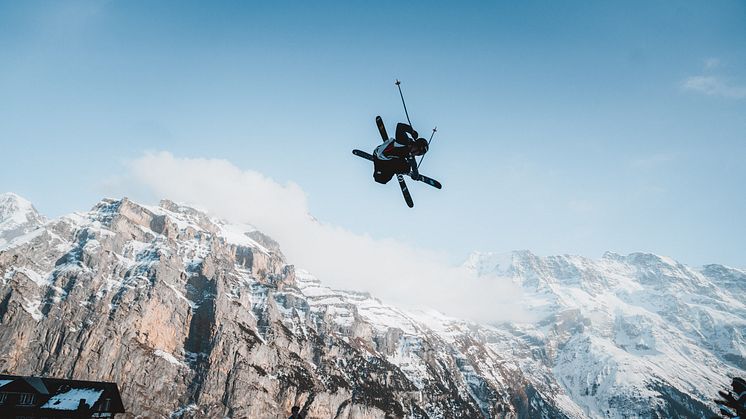 Freeskier hoch über den Dächern von Mürren am Whitestyle Open