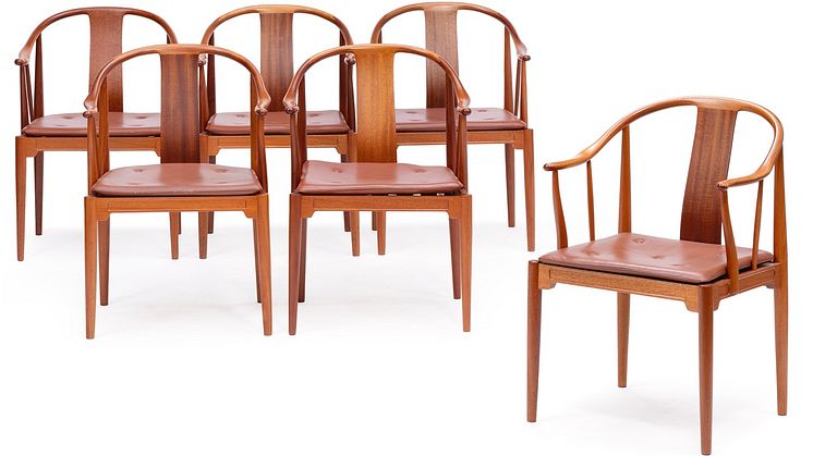Hans J. Wegner- "Kinastolen". Sæt på seks armstole af mahogni. Sædehynde betrukket med brunt farvet skind. (6) – stor.jpeg