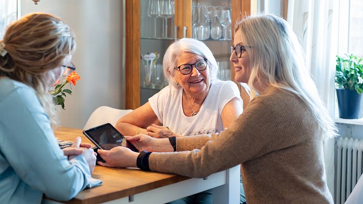 Ida Brandt och Sara Hermansson är med i ett projekt där Klippans kommun gör hembesök hos 77-åringar för att samtala kring hälsa, säkerhet och önskemål kring en trygg ålderdom.