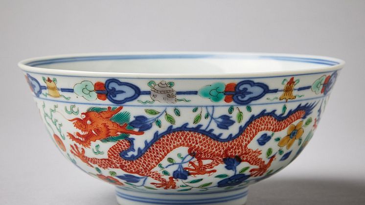 A Wucai "Dragon and Phoenix" bowl