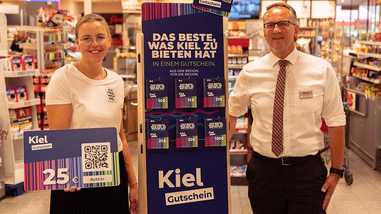 Ina Runge, Leitung Digitalisierung lokale Wirtschaft von Kiel-Marketing und Kai Glage, Warenhausleiter famila Kiel-Meimersdorf