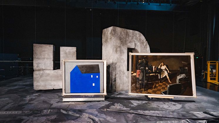 Mange av verkene fra Oslo kommunes kunstsamling vises på scenen under forestillingen "Under open himmel på Det Norske Teatret. Foto: Maiken Mathisen / Det Norske Teatret