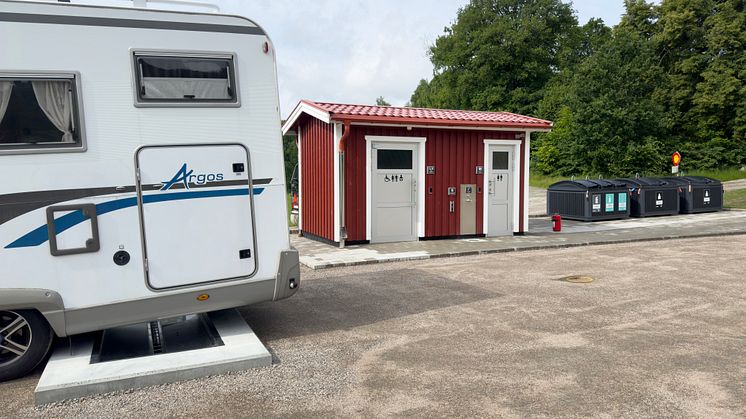 husbil vid servicehus och sopkärl.jpg