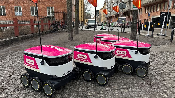 Robotar ska leverera mat till över 160 000 invånare i Stockholm - Starship Technologies och foodora inleder samarbete i Sverige