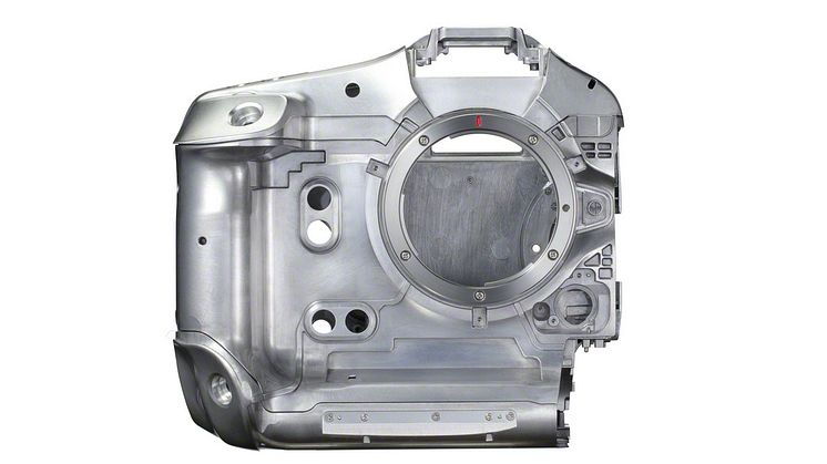 18 Canon EOS R1 MgBODY Front.jpg