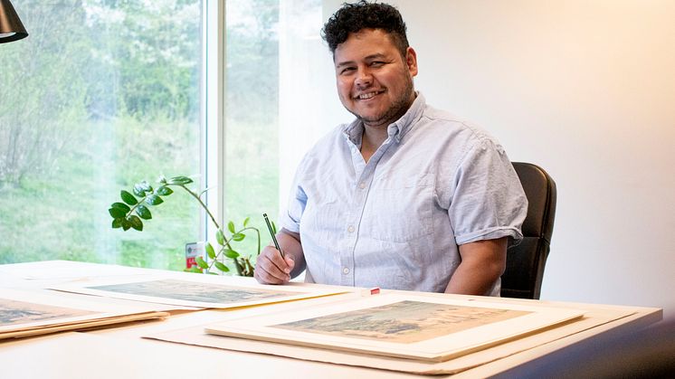 Konstnären Cristian Quinteros Soto signerar sin nya upplaga.