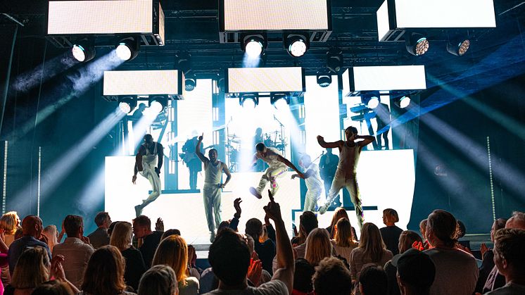 A show larger than life Livebild 2.jpg