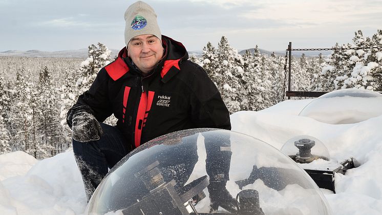 Pressbild_Urban Brändström på taket vid IRF i Kiruna_Foto_IRF.jpg