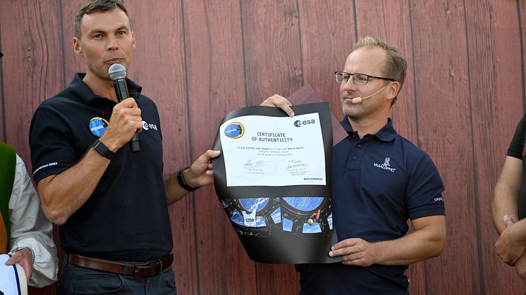 Astronaut Marcus Wandt lämnar över Vasaloppsmedalj och nummerlapp