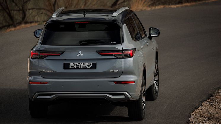 New Outlander PHEV_016L.jpg