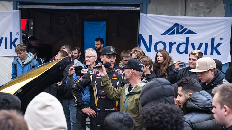 Populært: Verdensmester i bildrifting, Fredric Aasbø viste frem racerbilen sin. Foto: Nordvik Gruppen AS.