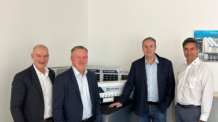 På bild från vänster: Homer Smyrliadis VD Alltruck, Henrik Dahlberg Affärsområdeschef KGK/Autoexperten, Anders Nilsson Försäljningsdirektör KGK/Autoexperten och Francisco Albarrán Market Manager Alltrucks Iberia, UK and Nordics