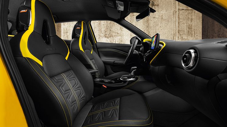 JUKE MC 2024 - Interior _ seats_cockpit_yellow.jpg