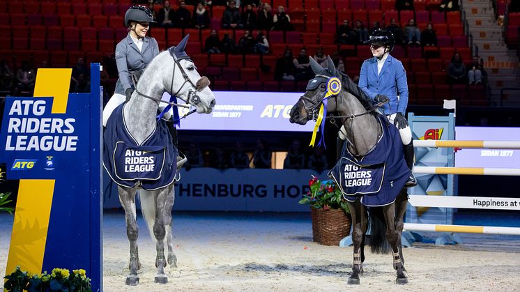Vi gjorde det! Nicole Holmén med Oh Sissi och Kajsa Björe med Ballyshan Copa Cabana segrare i ATG Riders League-finalerna 2025. Foto: Mia Nilsson