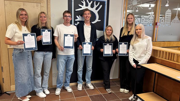 gruppbild på sju personer som håller i diplom