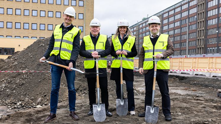 Från vänster: Robert Hammarstrand (S) Göteborgs stad, Michael Walmerud, vd Elof Hansson Fastigheter, Dzejna Wallin, marknadsområdeschef på Riksbyggen Storgöteborg Johannes Hulter (S) Göteborgs stad