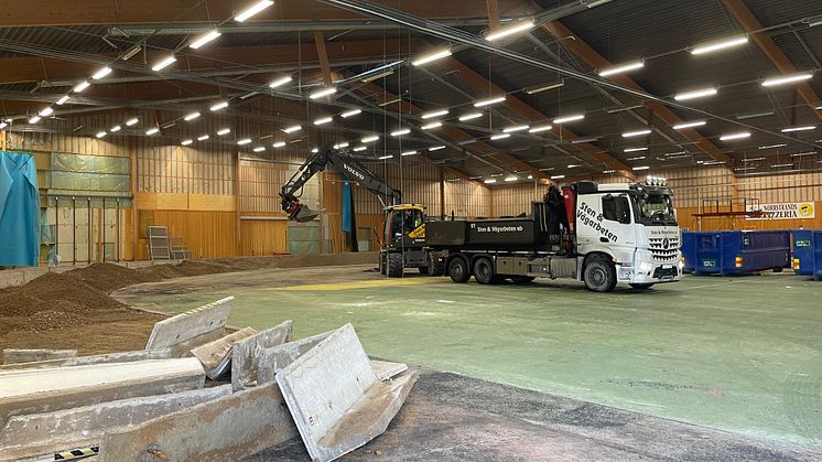 Nu pågår rivningen av Våxnäshallen invändigt. Om några veckor börjar den så kallade tungrivningen. 