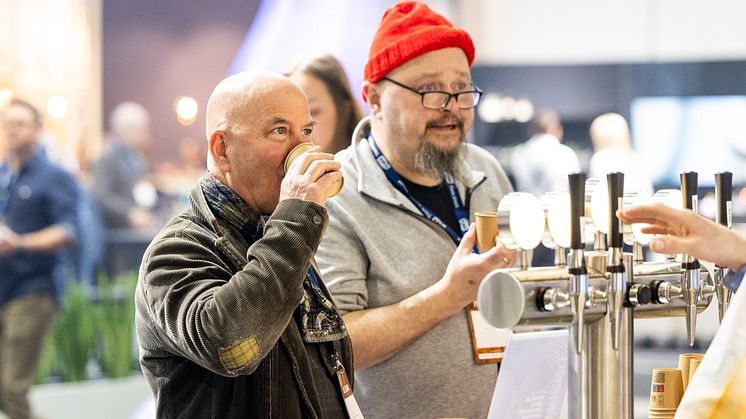 Vi drikker 13 millioner kopper kaffe hver dag - Nå skal Norges beste barista og kaffebrygger kåres