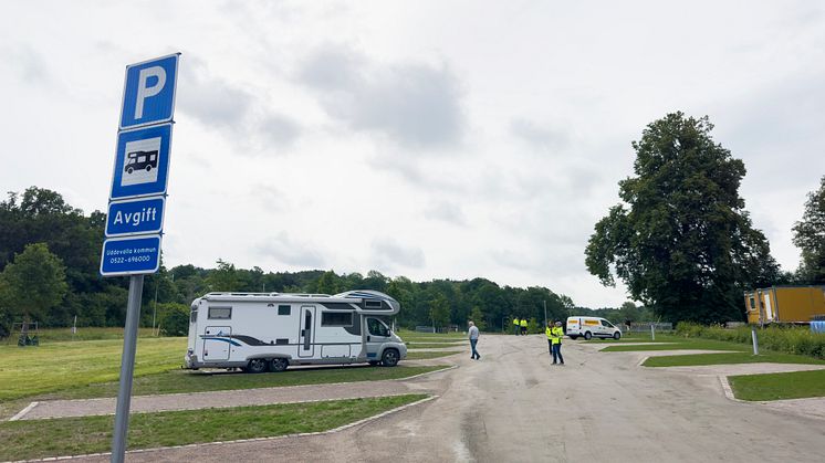 parkeringsskylt och husbil på ställplatsen.jpg
