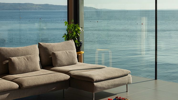 „Rock Cove, ein modernes Wohnhaus an der schottischen Küste, schwebt auf Stahlstützen über den Klippen.
