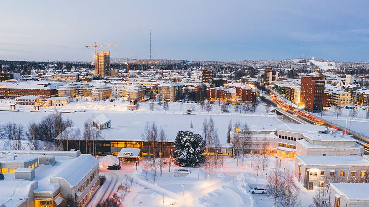 Ett snöigt Skellefteå med utsikt över staden med Campus Skellefteå, Sara kulturhus och älven.