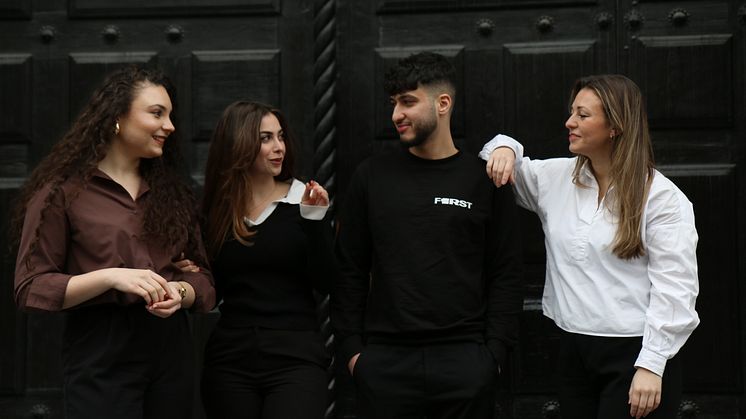 Projektgruppen som ska leda Summer Camp: Pedrie Osman, student, Melody Blesserman, student, Hussein Al Musawy, student och Linda Åberg, projektledare på F1RST. Saknas på bild: Rasan Taha, student. 