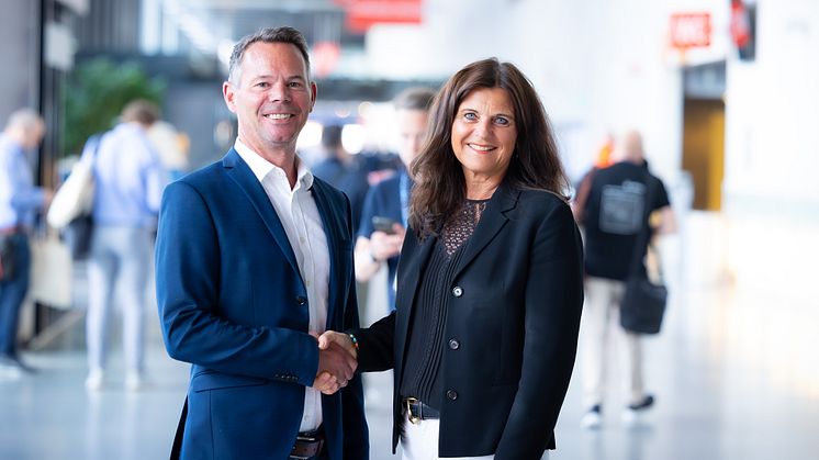 NOVA Spektrum overtar Norges største reiselivsmesse, TravelXpo. På bildet kommersiell direktør i NOVA Spektrum Liv Kindem sammen med Stewart Stjernholm, CEO i Compass Fairs. Foto: NOVA Spektrum.