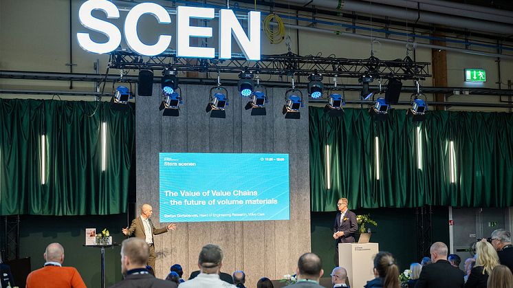 Idag öppnades Elmia Subcontractor 2024. På bilden ses keynote speaker Stefan Christierning, Volvo cars, och Elmias vd Agne Bengtsson på Stora scenen.