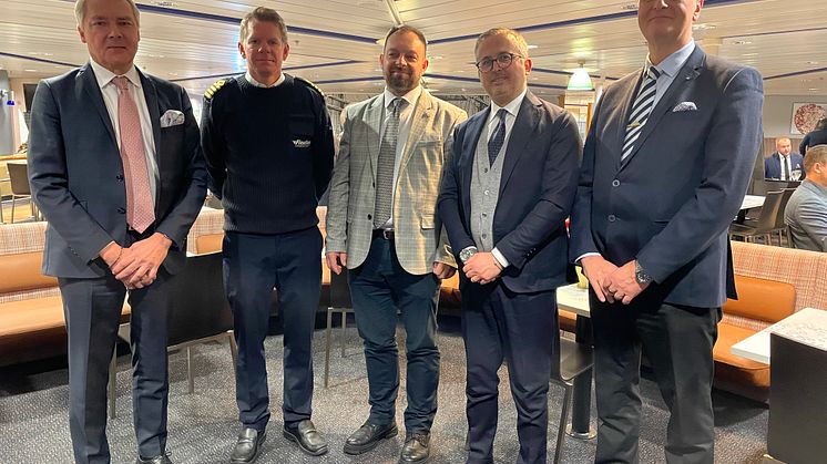 Från vänster: Tom Pippingsköld, Finnlines VD; Jesper Axelsson, Kapten M/S Finnfellow; Rafal Zahorski, Szczecin & Świnoujście Seaports Authority; Antonio Raimo, Finnlines Line Manager; och Marco Palmu, Finnlines passagerardirektör.