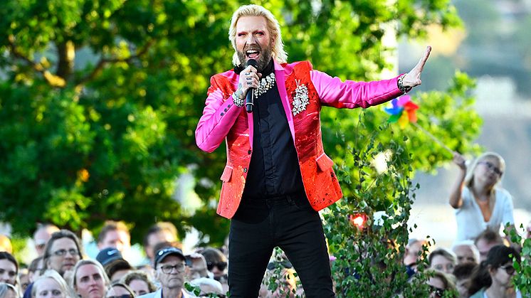 Den färgstarke operasångaren Rickard Söderberg håller i Allsång på Sofiero tillsammans med Helsingborgs Symfoniorkester. Foto: Karin Törnblom